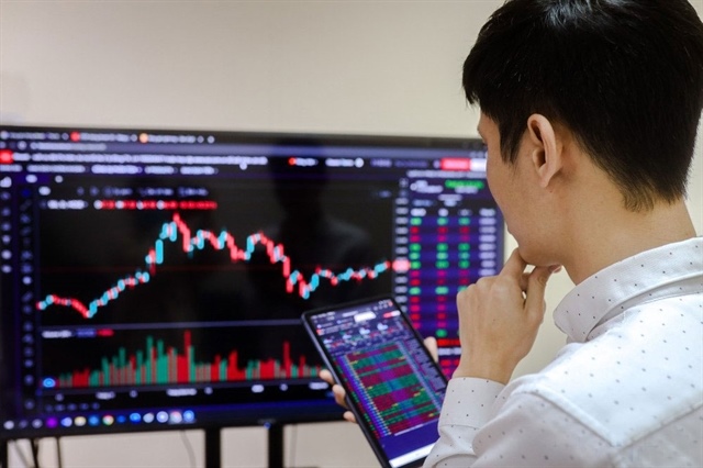 Market mixed, liquidity keeps falling